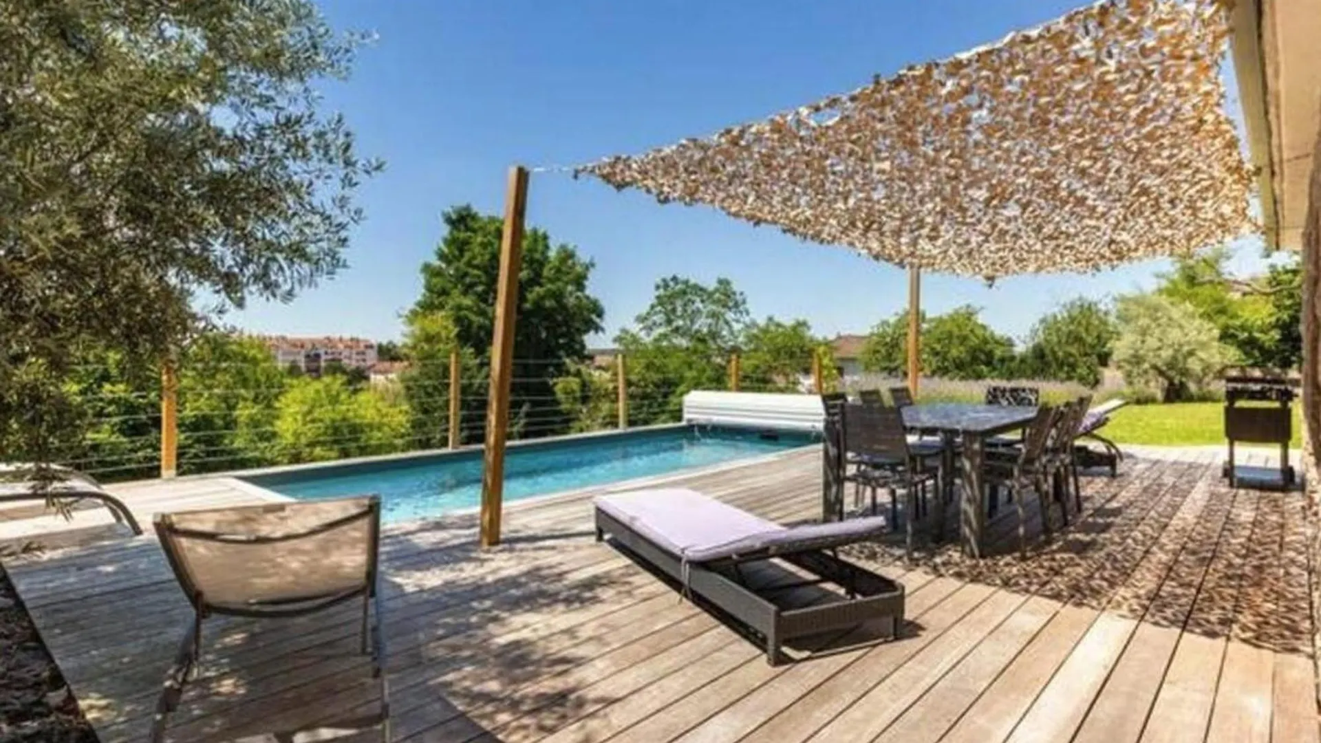 Elegante Maison A Vichy : Piscine Chauffee, Jardin Arbore, Terrasse Et Climatisation - Fr-1-489-494 0*,