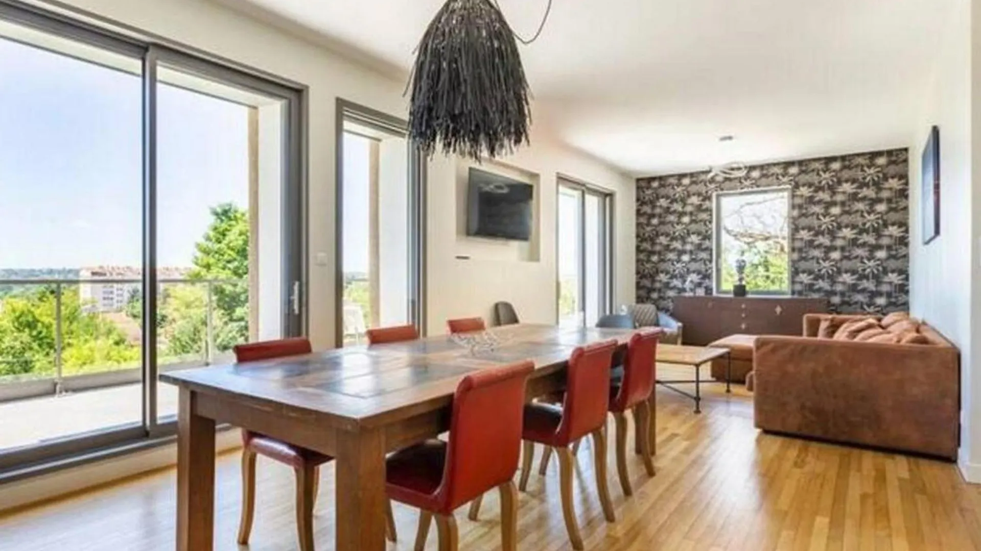 Elegante Maison A Vichy : Piscine Chauffee, Jardin Arbore, Terrasse Et Climatisation - Fr-1-489-494 Holiday home