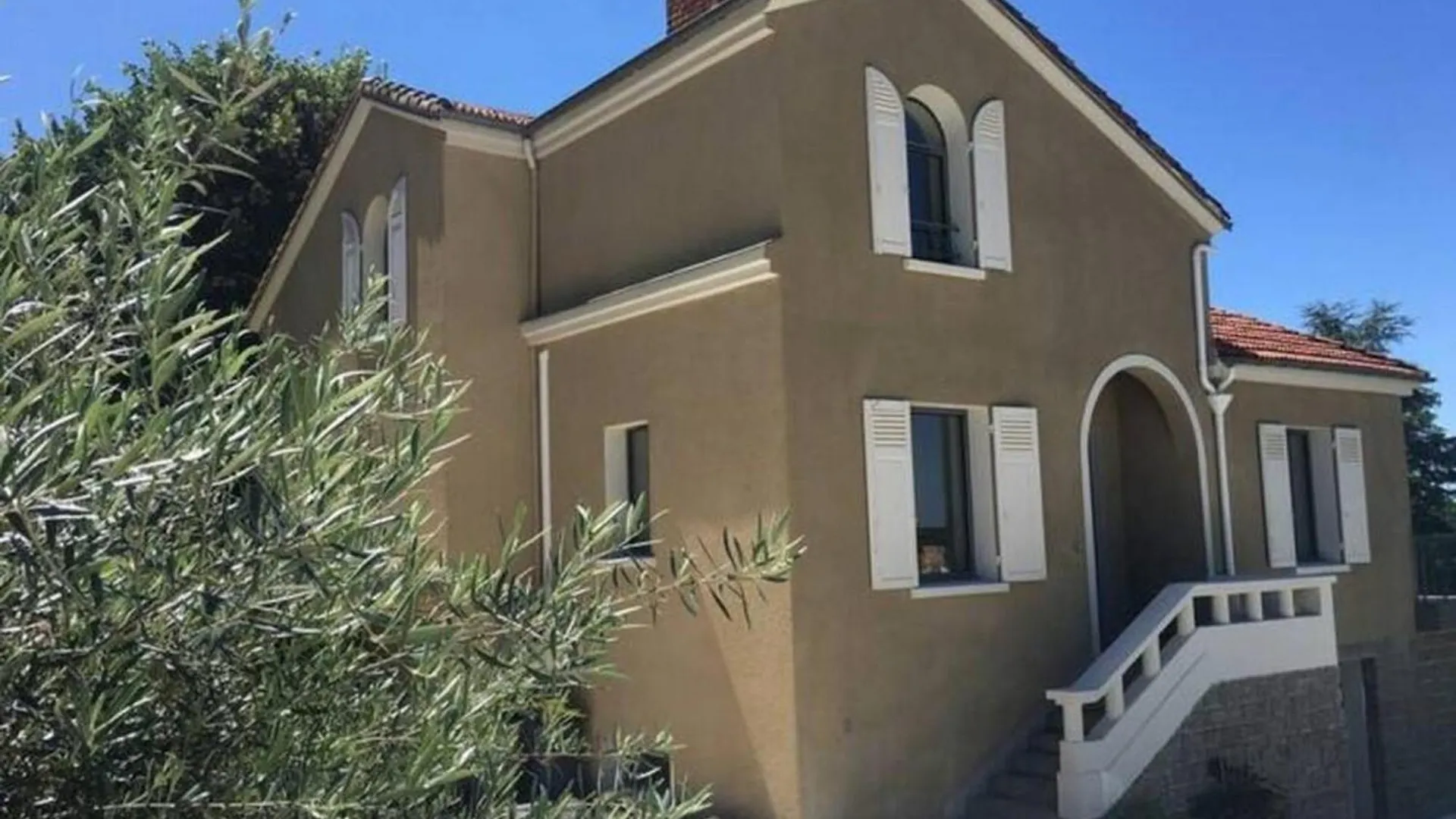 Holiday home Elegante Maison A Vichy : Piscine Chauffee, Jardin Arbore, Terrasse Et Climatisation - Fr-1-489-494